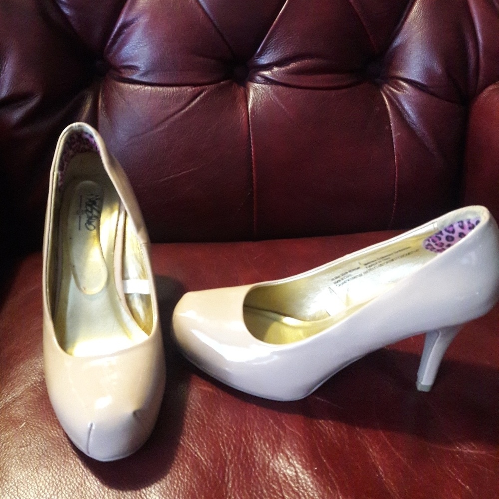 New beige heels size 6